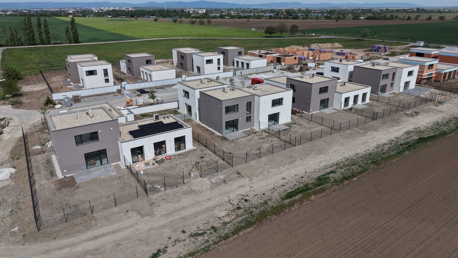Hotové domy s oplotenými záhradami z dronu, máj 2026